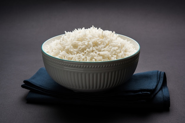 Ryż basmati długi w postaci ugotowanej to indyjskie danie główne, podawane w misce. selektywne skupienie