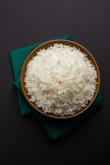 Ryż basmati długi w postaci ugotowanej to indyjskie danie główne, podawane w misce. selektywne skupienie