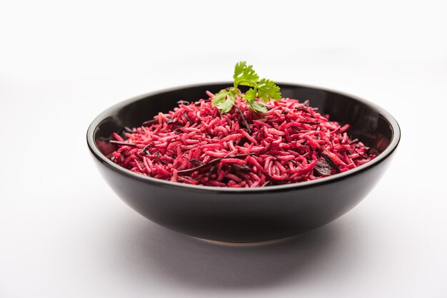 Ryż buraczany lub pulao lub pulav podawane w misce lub karahi, selektywne focus. indyjskie jedzenie