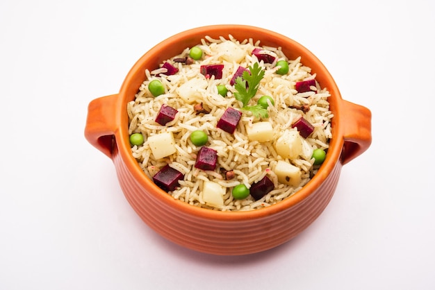 Ryż buraczany lub pulao lub pulav podawane w misce lub karahi, selektywne focus. indyjskie jedzenie