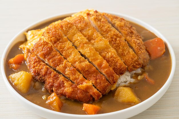 ryż curry ze smażonym kotletem wieprzowym tonkatsu i kremowym omletem - po japońsku