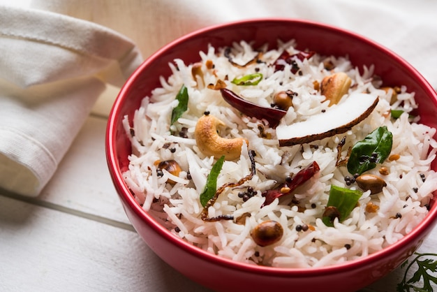 Ryż kokosowy - południowoindyjski przepis z resztkami ugotowanego ryżu Basmati, podawany w czerwonej misce na nastrojowym tle, selektywne skupienie