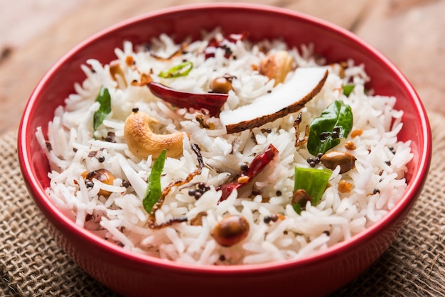 Ryż kokosowy - południowoindyjski przepis z resztkami ugotowanego ryżu Basmati, podawany w czerwonej misce na nastrojowym tle, selektywne skupienie