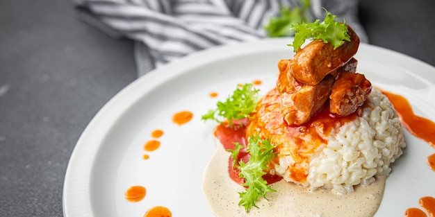 ryż mięso z kurczaka sos pomidorowy drugie danie zdrowy posiłek przekąska na stole kopia przestrzeń