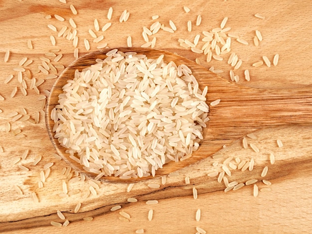 Ryż w drewnianej łyżce