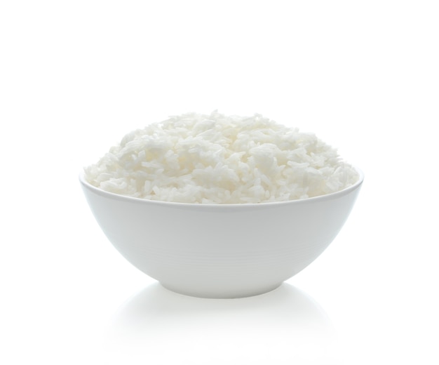 Ryż w misce na białym tle