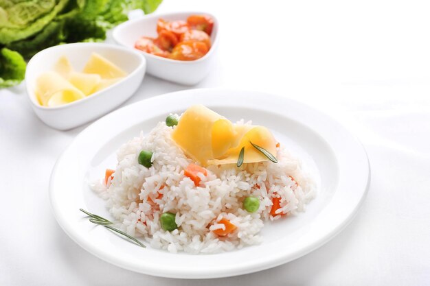 Ryż warzywny podawany na zbliżenie stołu