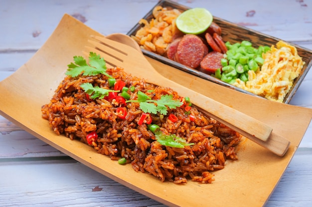 Ryż z chili na drewnianym talerzu