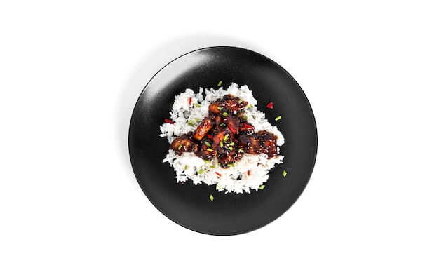 Ryż z pikantnym kurczakiem w sosie słodko-kwaśnym z papryczką chili. Kurczak Teriyaki z sezamem. Na białym tle. Zdjęcie wysokiej jakości