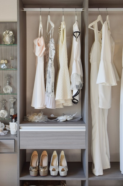 Zdjęcie rząd biel suknia z butami w garderobie w domu