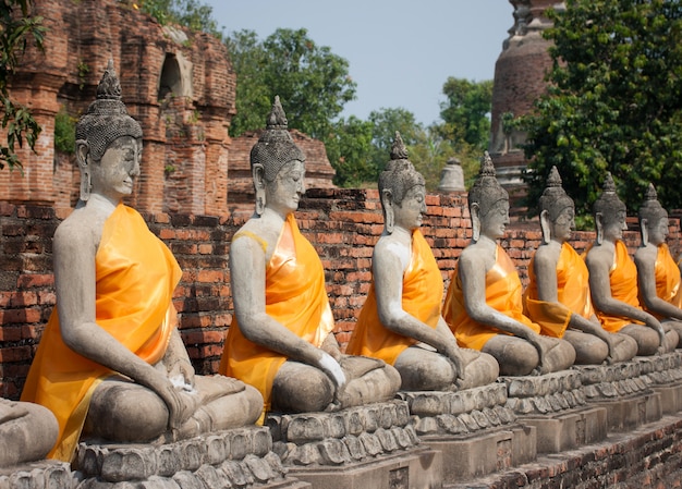 Rząd Buddha Statuy Przy Ayutthaya, Tajlandia.