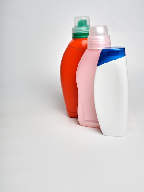 Zdjęcie rząd butelek do czyszczenia domu na białym tle miejsce do projektowania