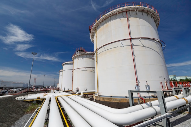 Rząd dużych białych zbiorników na ropę naftową i gaz z rurociągów