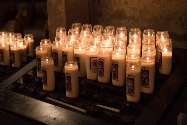 Zdjęcie rząd oświetlonych świec w świątyni