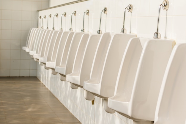 rząd pisuarów zewnętrznych mężczyzn toaleta publiczna