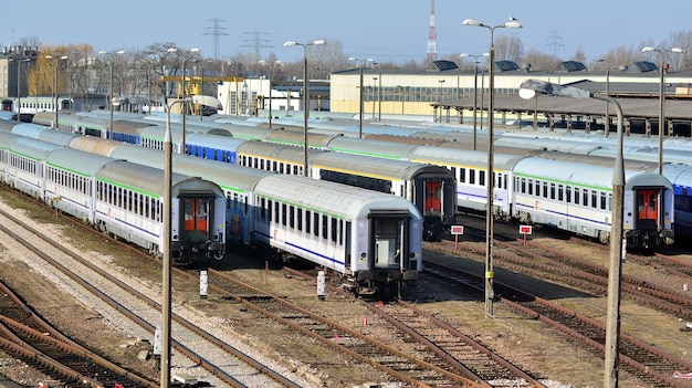 rząd pociągów stojących na torach.