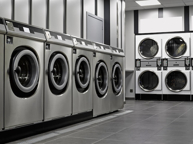 Zdjęcie rząd pralek przemysłowych w publicznej pralni