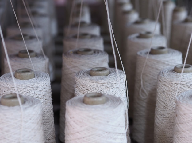 Zdjęcie rząd rur przemysłu tekstylnego w fabrykach