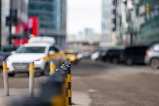 Rząd Słupków Parkingowych Na Ulicy Metropolii. Czarno-żółte Barierki Samochodowe