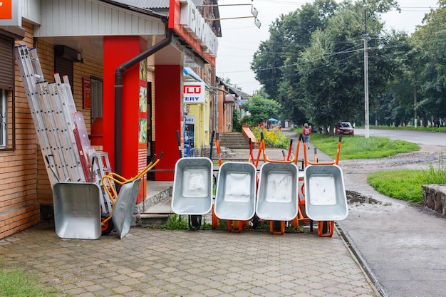 rząd taczek ogrodowych wystawionych na ulicy