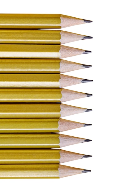 Zdjęcie rząd złoci drewniani równinni ołówki odizolowywający na białym tła zbliżeniu