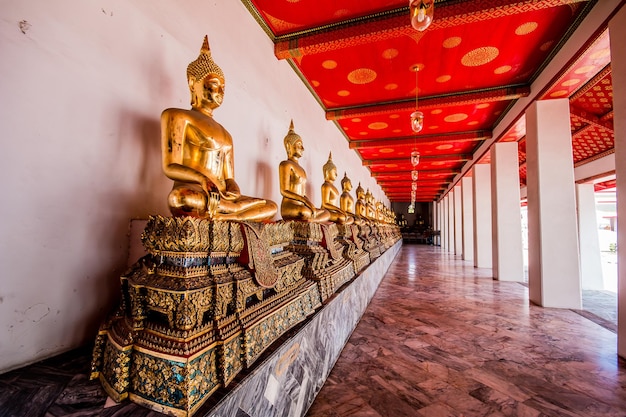 Rząd Złotych Posągów Buddy W Pozycji Lotosu W świątyni Wat Pho Bangkok Tajlandia