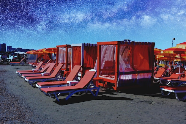 Zdjęcie rzęd łodzi zacumowanych na plaży na tle niebieskiego nieba