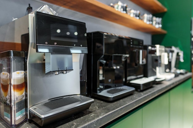 Rzęd wielu maszyn do kawy na sprzedaż w sklepie