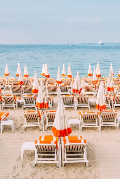 Rzędy pustych poczekalni na plaży w Juan les Pins France