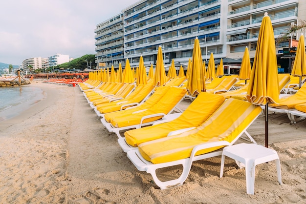 Rzędy pustych poczekalni na plaży w Juan les Pins France