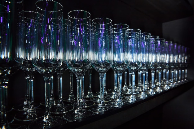 Rzędy pustych szklanek w barze w klubie nocnym gotowe na koktajle