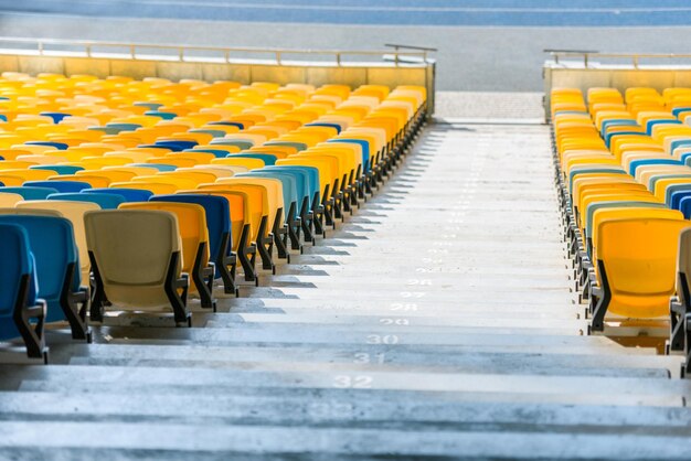 rzędy siedzeń na stadionie