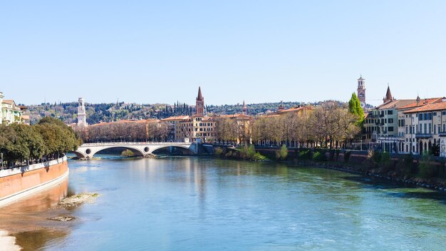 Rzeka Adige z Ponte della vittoria w Weronie