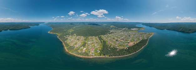 Zdjęcie rzeka angara na syberii opuszcza jezioro bajkał w pobliżu osady listwianka panoramiczny widok z lotu ptaka