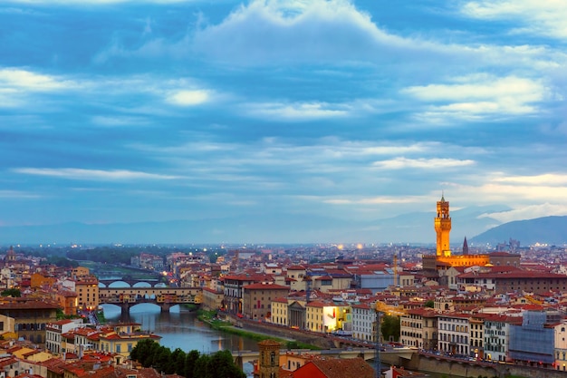 Rzeka Arno z mostem Ponte Vecchio i Palazzo Vecchio nocą z Piazzale Michelangelo we Florencji Toskania Włochy