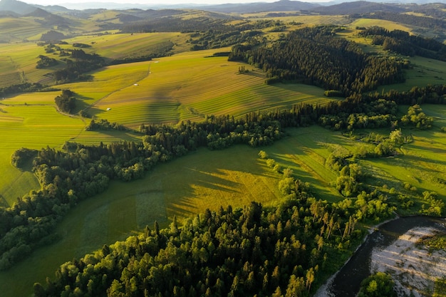 Rzeka Białka na Podhalu Wysokie Tatry w Polsce o zachodzie słońca Widok z drona