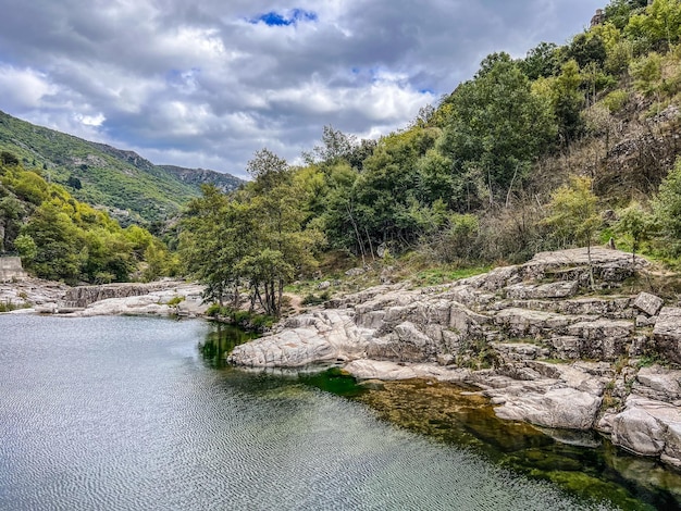 Zdjęcie rzeka chassezac w pobliżu pieddeborne w dzielnicy lozere w occitanie we francji