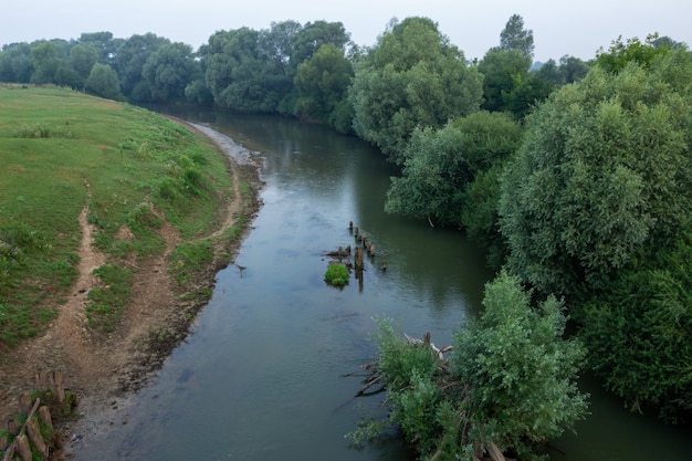 Zdjęcie rzeka dniestr rano przed wschodem słońca w lecie