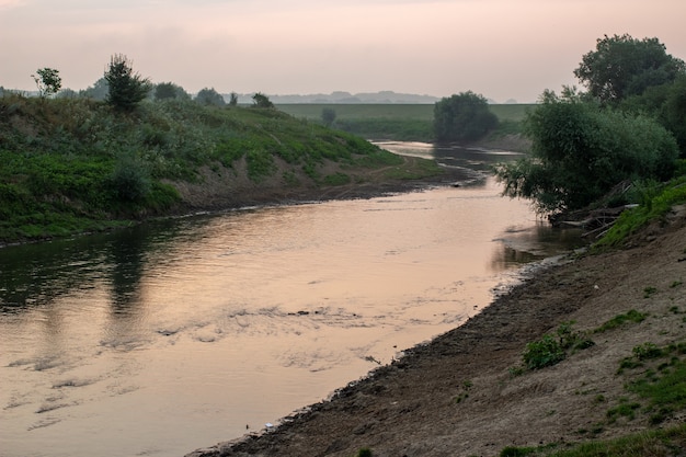 Zdjęcie rzeka dniestr rano przed wschodem słońca w lecie