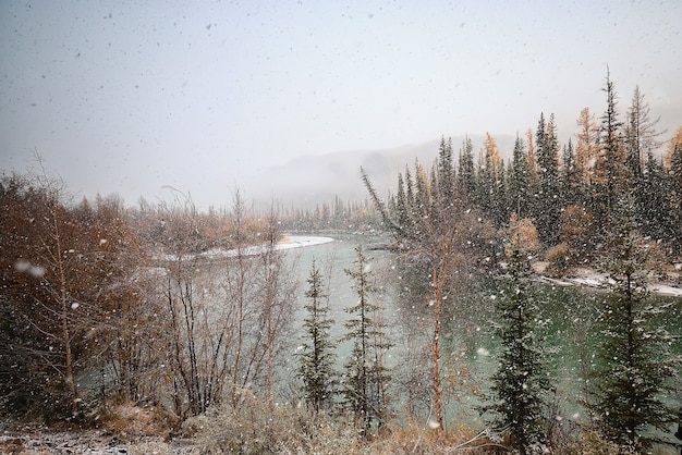 rzeka i góry śnieg sezonowy, tło krajobrazu, widok na panoramę