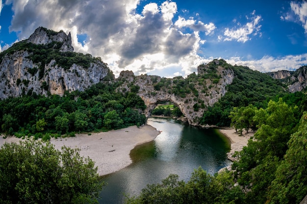 Rzeka i góry z niebem w tle
