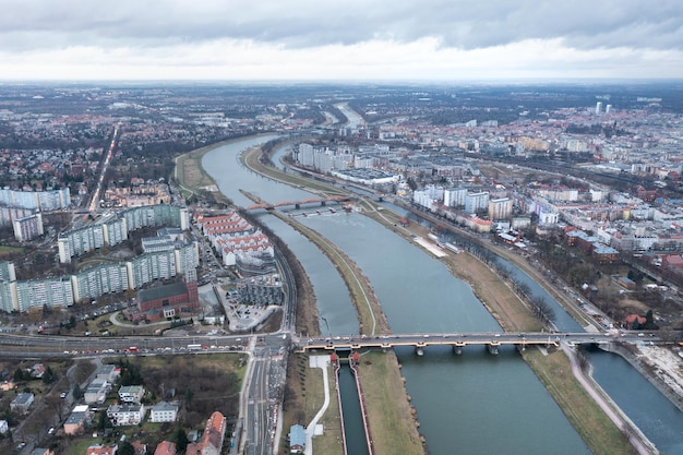 Rzeka i kanały w miejskich kanałach wodnych do transportu węgla na barkach do elektrowni