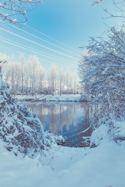 Rzeka i śnieżny krajobraz