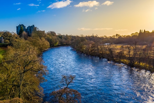 Rzeka I Zamek W Szkocji W Pięknym Porannym świetle