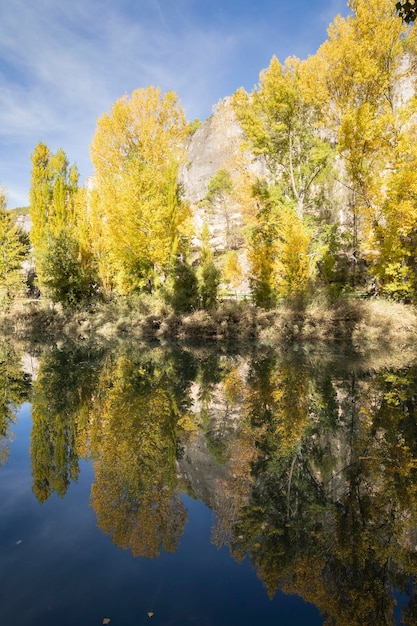 Rzeka Jucar jesienią w Cuenca, Castilla La Mancha w Hiszpanii. Jesienny krajobraz z pełnymi drzewami