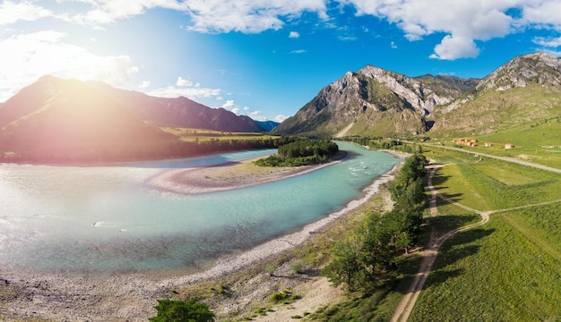 Rzeka katun w letni dzień w górach ałtaj panorama z lotu ptaka z drona