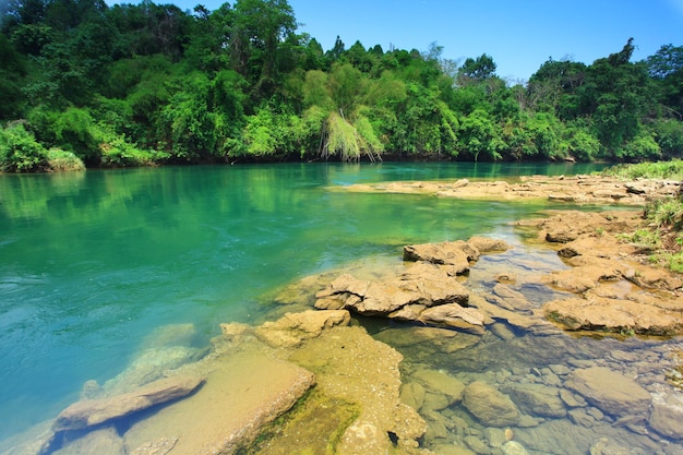 Rzeka Khwae Noi w Kanchanaburi Tajlandia