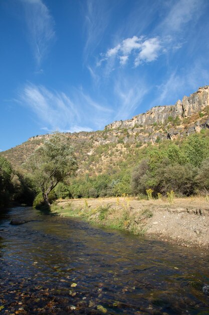 Rzeka Lozoya w Panton de la Oliva Reservoir, Madryt, Hiszpania