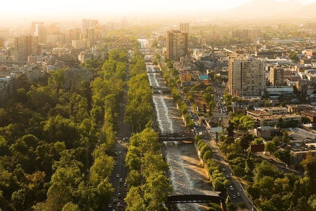 Rzeka Mapocho i park leśny z dzielnicami Patronato i Bellavista Santiago w Chile