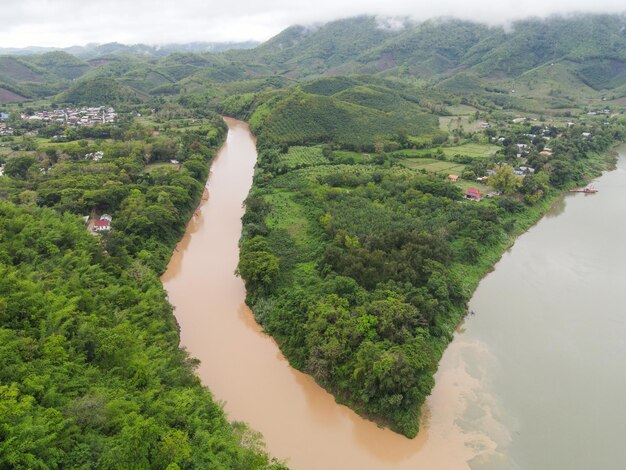 Rzeka Mekong Tajlandia Laos Granica Widok Natura Rzeka Piękna Górska Rzeka Z Leśnym Drzewem Widok Z Lotu Ptaka Widok Z Lotu Ptaka Krajobraz Dżungle Jezioro Płynąca Dzika Woda Po Deszczu